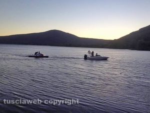 Caprarola - La protezione civile soccorre i turisti in pedalò