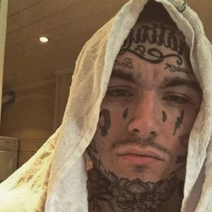 Il ragazzo salvato dalla toilette pubblica