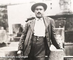 Viterbo - Piazza della Rocca - 1930 - Uomo in posa col frustino