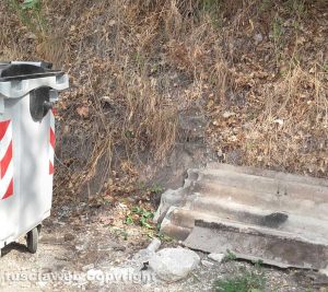 Viterbo - S.P. per Tobia-Tre Croci - Amianto vicino ai cassonetti