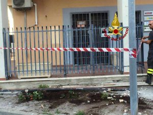 Civitavecchia - L'intervento dei vigili del fuoco per la balaustra