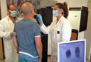 Viterbo - Polizia scientifica - Il primo prelievo di Dna su un arrestato