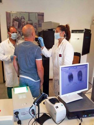 Viterbo - Polizia scientifica - Il primo prelievo di Dna su un arrestato