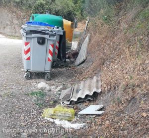 Viterbo - S.P. per Tobia-Tre Croci - Amianto vicino ai cassonetti