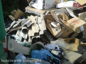 Viterbo - Rifiuti in strada Castiglione