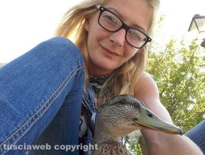 Alina Briciu e la sua anatra per amica