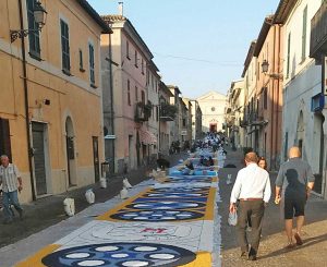 San Lorenzo - Preparativi per la processione del SS Crocifisso