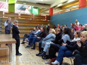 Emanuele Fioretti all'assemblea alla scuola Grandori