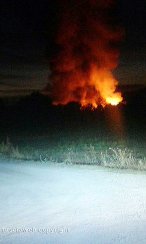 Brucia la discarica di Onano