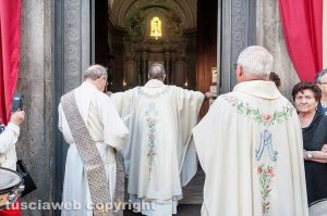 Piansano - Don Andrea Mareschi apre la Porta santa