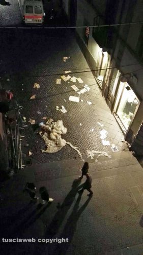 Viterbo - Macchina di santa Rosa - Rifiuti a terra a largo Cesare Battisti dopo il trasporto