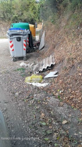 Viterbo - S.P. per Tobia-Tre Croci - Amianto vicino ai cassonetti