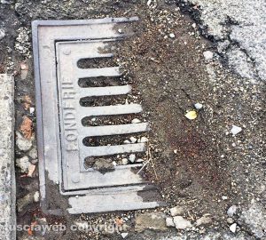 Viterbo - Tombino chiuso in via della Pila