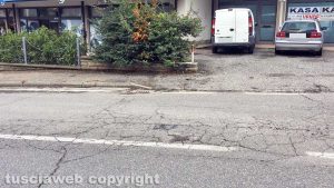 Viterbo - Tombino chiuso in via della Pila