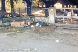 Viterbo - Immondizia fuori dalle ex terme