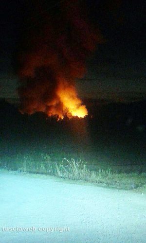 Brucia la discarica di Onano