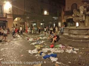 Viterbo - Santa Rosa - Rifiuti a piazza delle Erbe