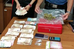 I soldi e la droga sequestrati dai carabinieri della compagnia di Civitavecchia