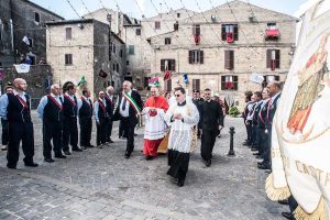 Grotte di Castro - Il cardinale Comastri (immagini di Maurizio di Giovancarlo)