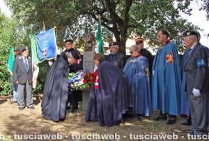 Tuscania - La cerimonia di ricollocazione del busto di re Umberto II