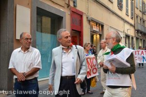 Viterbo - Il corteo per il no al referendum - Al centro Enrico Mezzetti