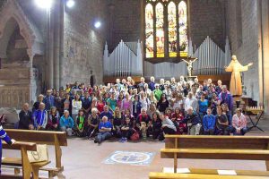 Foto di gruppo in chiesa 