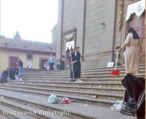Viterbo - Le suore di Santa Rosa puliscono la gradinata della basilica