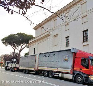 Viterbo - Teatro Unione - I mezzi lungo la via