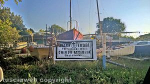 Capodimonte - Il cartello funebre fuori dall'attività commerciale