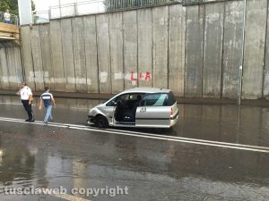 Maltempo - Viterbo - L'auto in panne sulla Tangenziale ovest 
