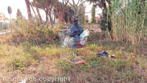 Viterbo - Via Campo scolastico - Carrello con rifiuti