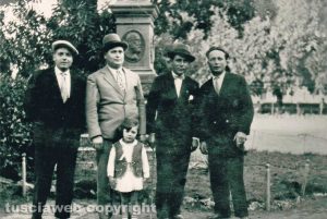 Viterbo - Come eravamo - Luigi Battisti e la figlia Elda a Prato Giardino con amici nel 1930