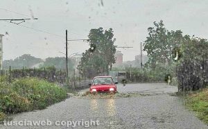 Maltempo - Un'auto sommersa dall'acqua