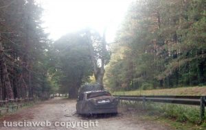 Viterbo - L'auto andata a fuoco sulle Cimina