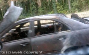 Viterbo - L'auto andata a fuoco sulle Cimina