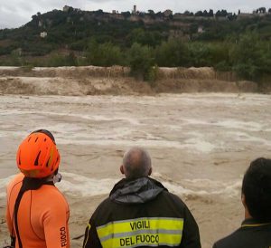 Maltempo - Tarquinia - I vigili del fuoco salvano un uomo