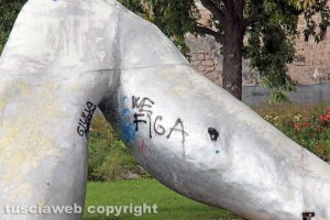 Viterbo - Imbrattata la scultura a valle Faul