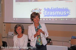 Viterbo - La dirigente Maria Antonietta Bentivegna e l'assessora Raffaela Saraconi