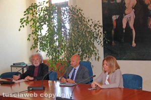 Viterbo - Franco Carlo Ricci, il rettore Alessandro Ruggieri e la direttrice generale Alessandra Moscatelli