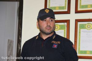 Uno degli agenti della mobile operanti