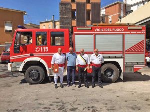 Viterbo - Il comandante dei vigili del fuoco con i suoi facchini