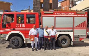 Viterbo - Il comandante dei vigili del fuoco con i suoi facchini