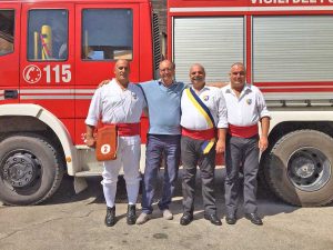 Viterbo - Il comandante dei vigili del fuoco con i suoi facchini