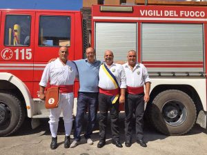 Viterbo - Il comandante dei vigili del fuoco con i suoi facchini
