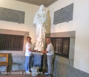 Viterbo - La statua di santa Rosa alla Basilica