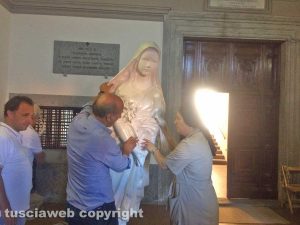 Viterbo - La statua di santa Rosa alla Basilica