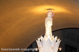 Viterbo - Minimacchina centro storico - Luce di Rosa sotto l'arco Torellini