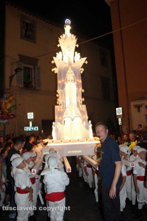 Viterbo - Minimacchina centro storico - Luce di Rosa