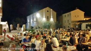 La cena a Civitella D'Agliano dopo la passeggiata solidale