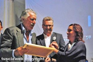 Sutri - Anno del cinema - Lando Buzzanca riceve una targa